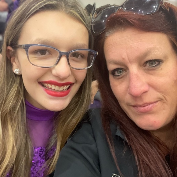 Meet your Posher, Makayla & Amy - Picture 4 of 5